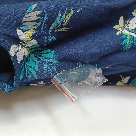C&B Sleeveless Cotton blend Top, button down,  floral, navy & teal, M - Picture 6 of 6